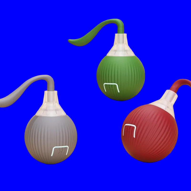 Three smart interactive cat balls in green, gray, and red on a beige background with text about self-entertainment.